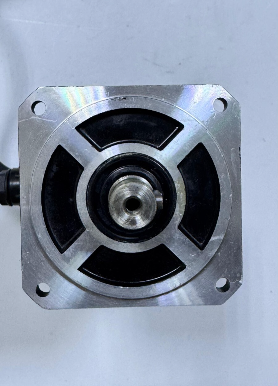Cutes Corporation S50704EAA0 AC Servo Motor 400W 2.4A 3000 RPM7