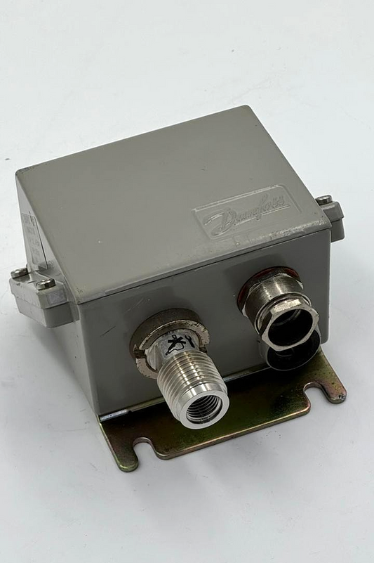 Danfoss EMP2 084G2106 Pressure Transmitter | 04 Bar Range | 420 mA output1