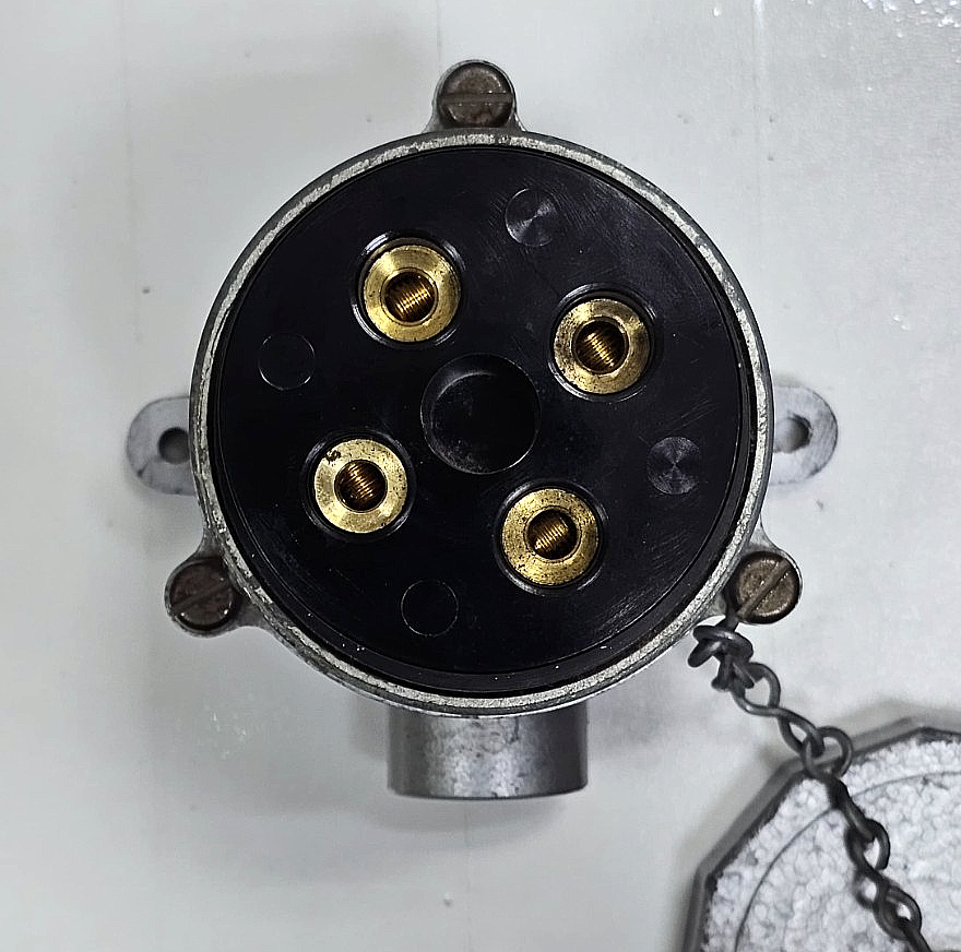Clang 4Pin Socket Plug| 30A| Vintage Industrial Connector | Made in UK - saleem al tamimi electric equipment trading co llc-UAE