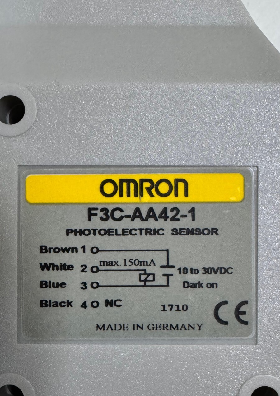 Omron F3CAA421 Photoelectric Sensor – 10–30VDC| Made in Germany2