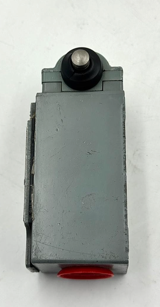 Square D BM536 Limit Switch 600V | Made in Italy 4