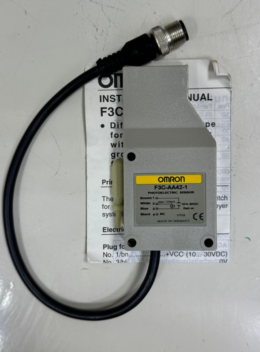 Omron F3CAA421 Photoelectric Sensor – 10–30VDC| Made in Germany0