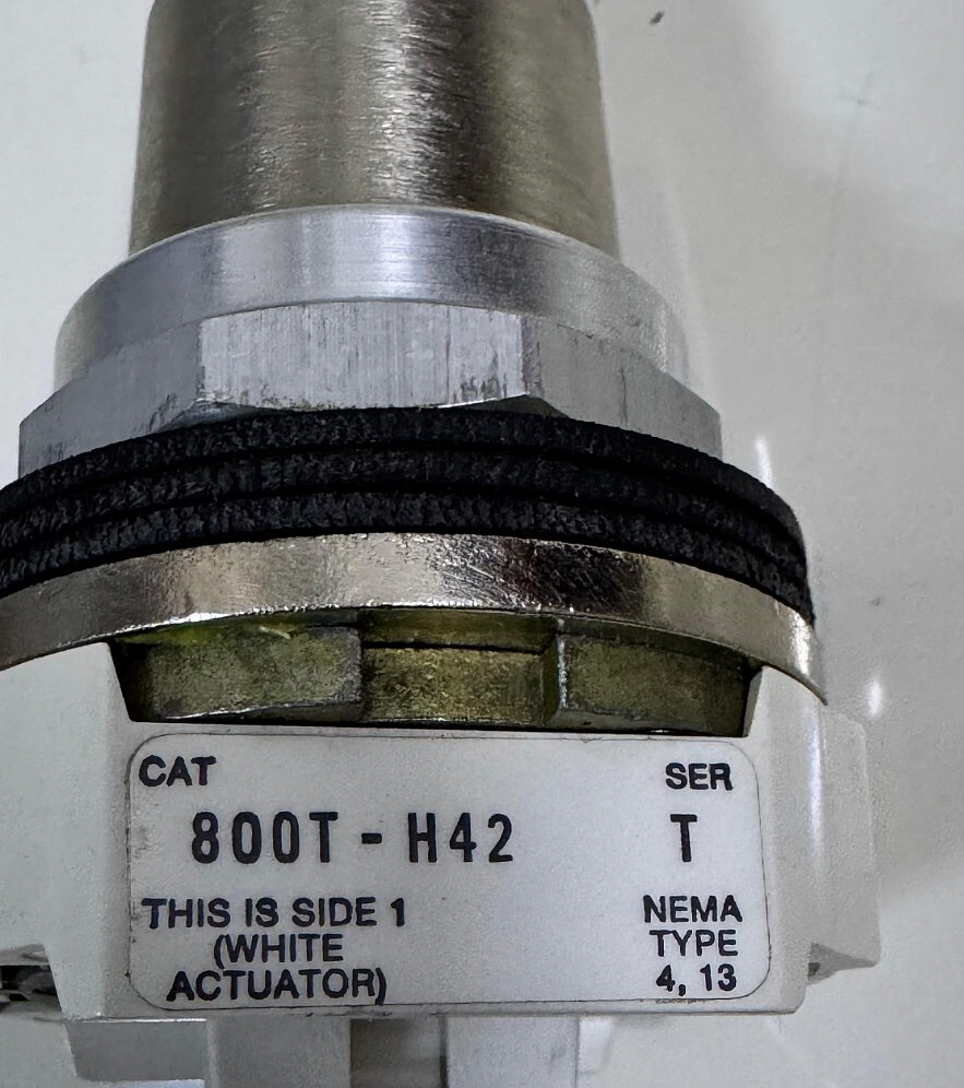 AllenBradley 800TH42 Selector Switch – White Actuator, NEMA Type 4/13, HeavyD1