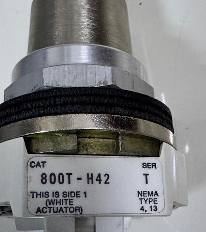 AllenBradley 800TH42 Selector Switch – White Actuator, NEMA Type 4/13, HeavyD1