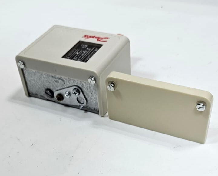 Danfoss KP1 Pressure Control Switch | 060110166 | 0.2 to 7.5 Bar Range | 1/4"7