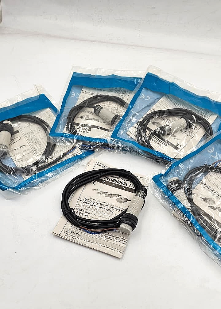 ( Pack Of 5 pcs ) Autonics CR18 8DN proximity Sensor1