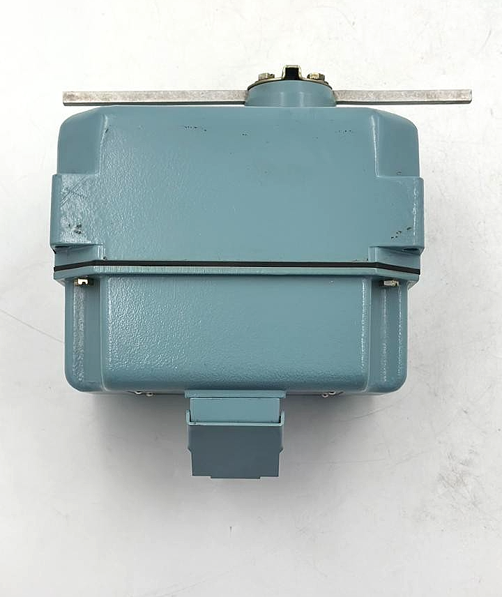 Telemecanique XF9D251 Mechanical Trip Device with Manual Reset6