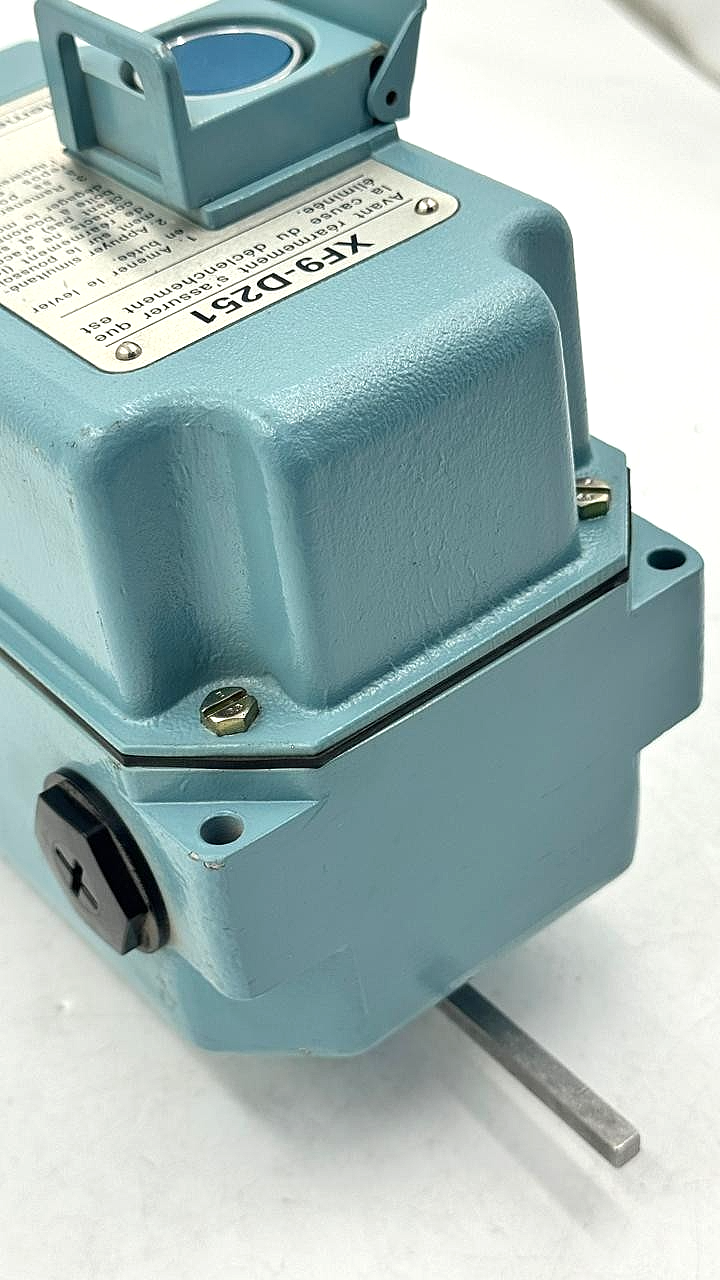 Telemecanique XF9D251 Mechanical Trip Device with Manual Reset4