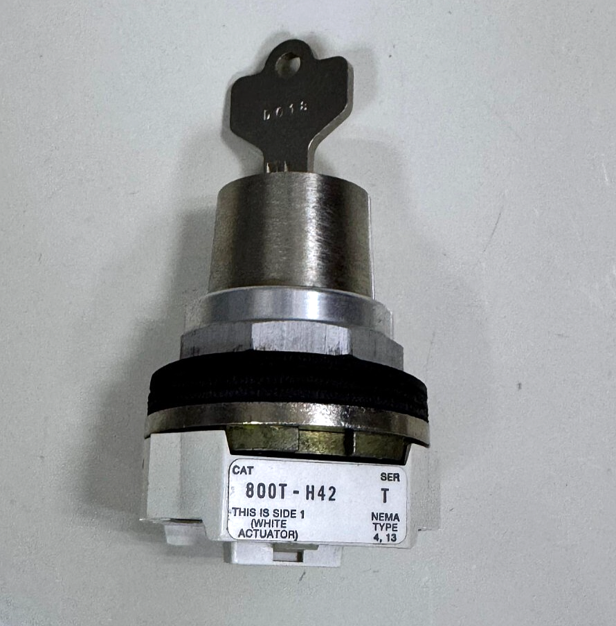 AllenBradley 800TH42 Selector Switch – White Actuator, NEMA Type 4/13, HeavyD0