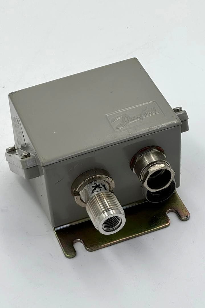 Danfoss EMP2 084G2106 Pressure Transmitter | 04 Bar Range | 420 mA output1