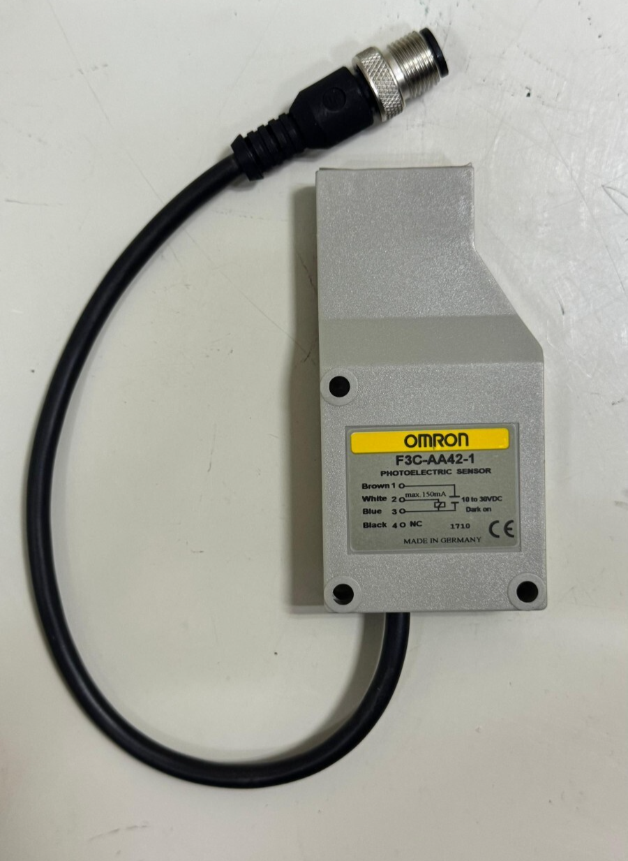 Omron F3CAA421 Photoelectric Sensor – 10–30VDC| Made in Germany1