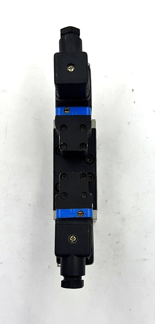 Beech B/24152/123 directional control valve5