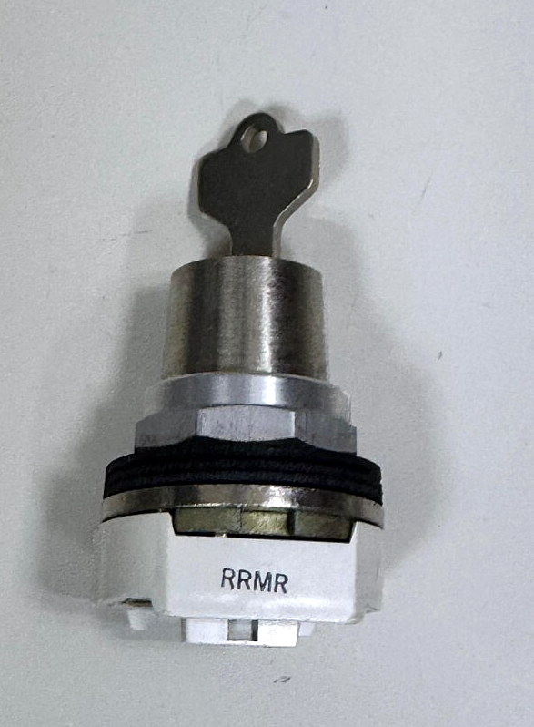 AllenBradley 800TH42 Selector Switch – White Actuator, NEMA Type 4/13, HeavyD2