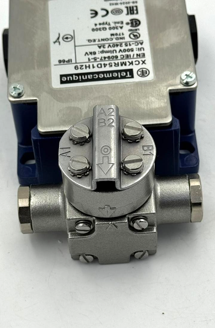 Telemecanique  XCKMR54D1H29 Limit Switch | 3A | 240V AC | Made in France (1 pcs) - saleem al tamimi electric equipment trading co llc-UAE