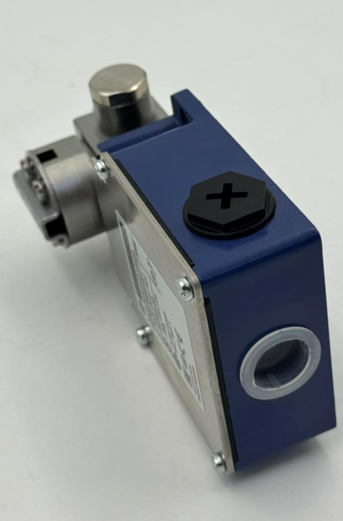 Telemecanique  XCKMR54D1H29 Limit Switch | 3A | 240V AC | Made in France (1 pcs) - saleem al tamimi electric equipment trading co llc-UAE